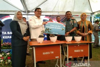 BI Sulawesi Tenggara serahkan 500 bibit cabai ke prajurit TNI AL Kendari