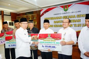 Pemkab Magelang serahkan dana hibah keagamaan