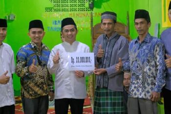 Safari ramadhan, Wabup Rudi Hariyansyah serahkan bantuan masjid Rp 20 Juta