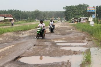 Jalan rusak di Lampung ditimbun jelang kedatangan Presiden
