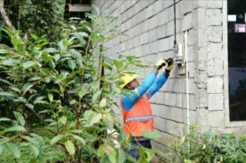 Pegawai PLN bantu warga kurang mampu dan tambah daya gratis 607 rumah ibadah