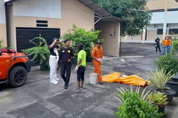 Pimpinan Yayasan SMP Perdana Semarang ditemukan membusuk di halaman