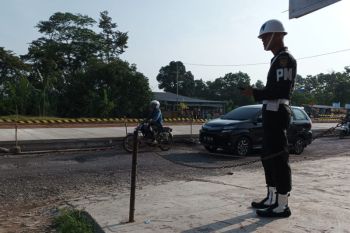 Petugas pengamanan telah bersiap di sepanjang jalur dilewati Presiden