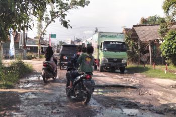 Jalan di pusat Kecamatan Way Panji Lampung Selatan rusak parah