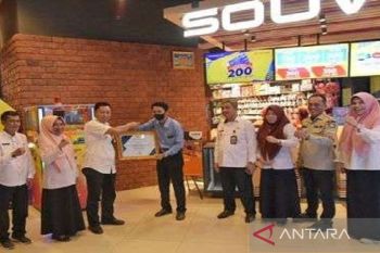 Pemkot Kendari memberi penghargaan 11 pelaku usaha taat pajak