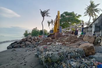 Dinas PUPR diminta mempercepat pasang pengaman tanggul di Pantai Mapak