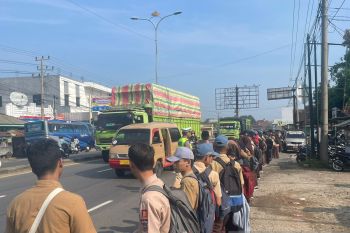 Ratusan pelajar di Bandarlampung antusias tunggu iring-iringan Presiden Jokowi