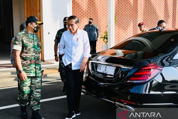 Presiden Jokowi tinjau jalan rusak di Lampung yang ramai dibahas di media sosial gunakan mobil
