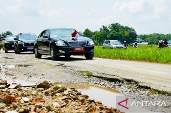 Mobil Presiden Jokowi melintasi jalan berkubang di Terusan Ryacudu Lampung