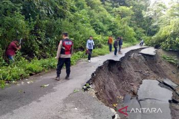Lintas Aceh Barat-Pidie putus akibat longsor