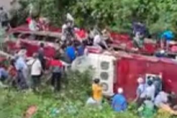 Polisi evakuasi belasan korban bus masuk sungai di wisata Guci Tegal