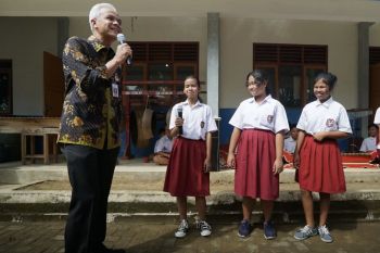 Ganjar larang sekolah negeri tahan ijazah siswa