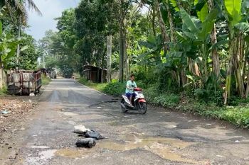 Akses jalan menuju TPA Bakung Bandarlampung rusak