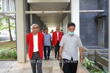 Jajaran pimpinan Unhas meninjau hari pertama UTBK-SNBT 2023