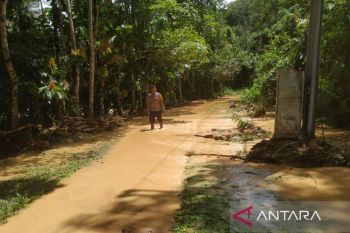 Jalan sepanjang 7 kilometer tertutup material longsor di Aia Luo Solok