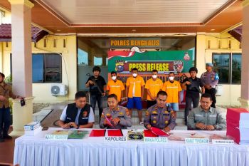 Rugikan negara Rp4,5 miliar, empat PNS di KPU Bengkalis ditahan