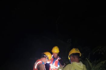 Tim PLN berhasil pulihkan kelistrikan Sumbar pasca badai dan longsor