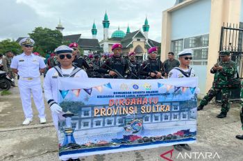TNI AL perkenalkan berbagai seragam melalui pawai budaya HUT ke-59 Sultra