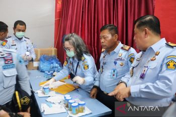 1.137 petugas pemasyarakatan di lingkungan Kanwil Kemenkumham Riau dites urine mendadak