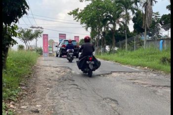Infrastruktur jalan menuju Kantor PDAM Way Rilau Bandarlampung rusak