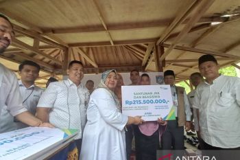 BPJAMSOSTEK menyerahkan santunan senilai Rp341,5 juta di Lombok Barat
