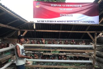 Suhardi penjual tisu sambil menggendong anak disabilitas di Lampung
