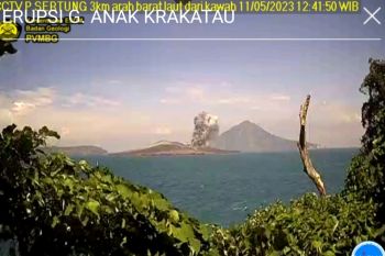 Gunung Anak Krakatau kembali erupsi siang ini dengan lontaran abu 1 km