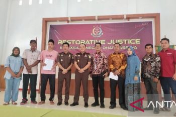 Kejari Dharmasraya fasilitasi penghentian penuntutan berdasarkan Restorative Justice