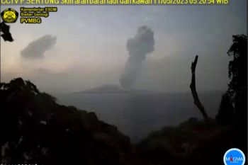 Gunung Anak Krakatau erupsi pada Kamis pagi, lontarkan abu setinggi tiga kilometer