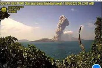 PVMBG: Gunung Anak Krakatau meletus lontaran abu setinggi 2.500 meter