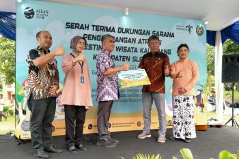 Kemenparekraf menyerahkan bantuan sarana atraksi kawasan wisata Kaliurang