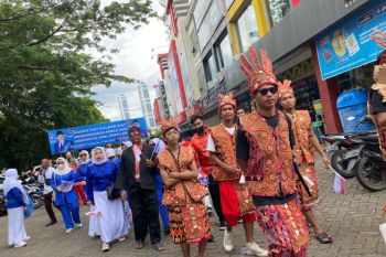 KPU didatangi bakal caleg  dengan parade lintas budaya