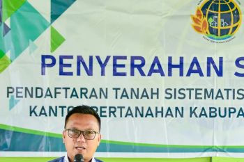 Bupati Morut serahkan 890 sertifikat tanah kepada warga Desa Malino