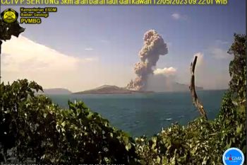 Gunung Anak Krakatau meletus pada Jumat pagi, lontaran abu setinggi 2.500 meter