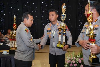 Kapolres Madiun terima dua penghargaan dari Kapolda Jatim