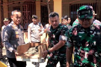 TNI dan Polri bantu perbaiki rumah warga di Makassar