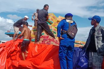 Polda Kalbar membantu evakuasi kapal tenggelam saat bawa sembako