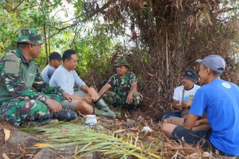 Satgas TMMD Tarakan berbaur dengan warga di lokasi pembangunan jalan