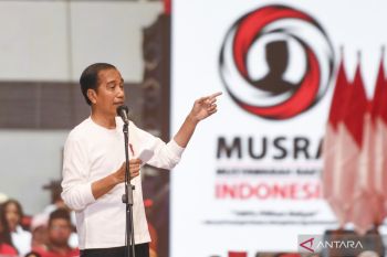 Presiden Jokowi mengaku hanya membisiki partai soal nama capres