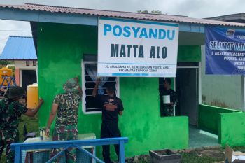 Satgas TMMD Kodim Tarakan Mengecat Dinding Posyandu