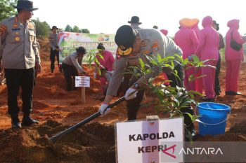 Polda Kepri tanam ratusan bibit pohon dukung program penghijauan