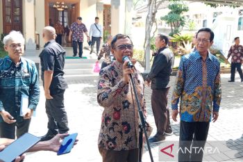 Mahfud MD menyoroti maraknya fenomena "industri hukum" di daerah