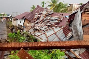 Angin puting beliung terjang 33 rumah dan gudang di pesisir Tanjabtim