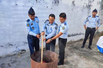 Rutan Kolaka musnahkan barang hasil sitaan warga binaan