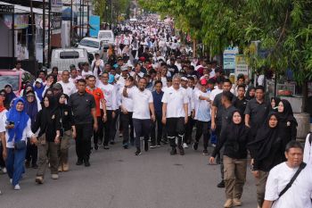Ribuan warga Pinrang bersama Gubernur Sulsel ikuti jalan sehat Anti Mager