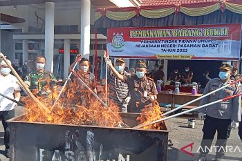 Didominasi narkotika, Kejaksaan Negeri Pasaman Barat musnahkan barang bukti perkara pidana umum (Video)