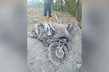 Jalan Trans Sulawesi yang menghubungkan Toraja-Mamasa tertutup tanah longsor