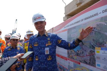 Atasi banjir rob Sayung, Ganjar cek progres tol Semarang-Demak