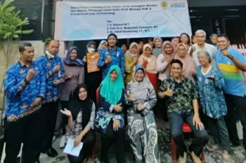 Tim PkM USM ajari warga Pendrikan Lor bikin telur asin dengan media air