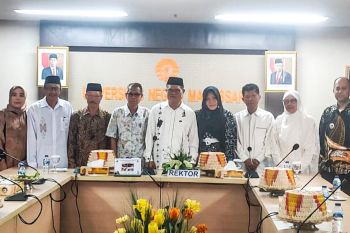 Rektor lepas 20 jamaah calon haji UNM Makassar